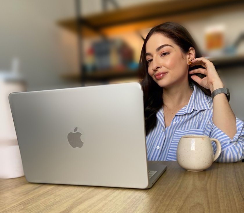 Noelly sorrindo em frente ao notebook, durante uma conversa por videochamada